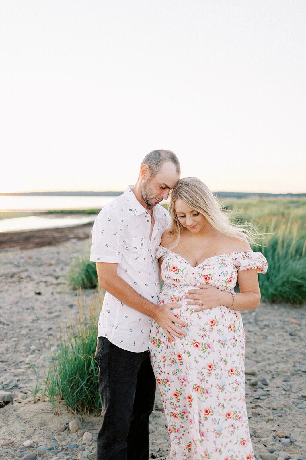 man-and-woman-look-at-her-pregnant-tummy