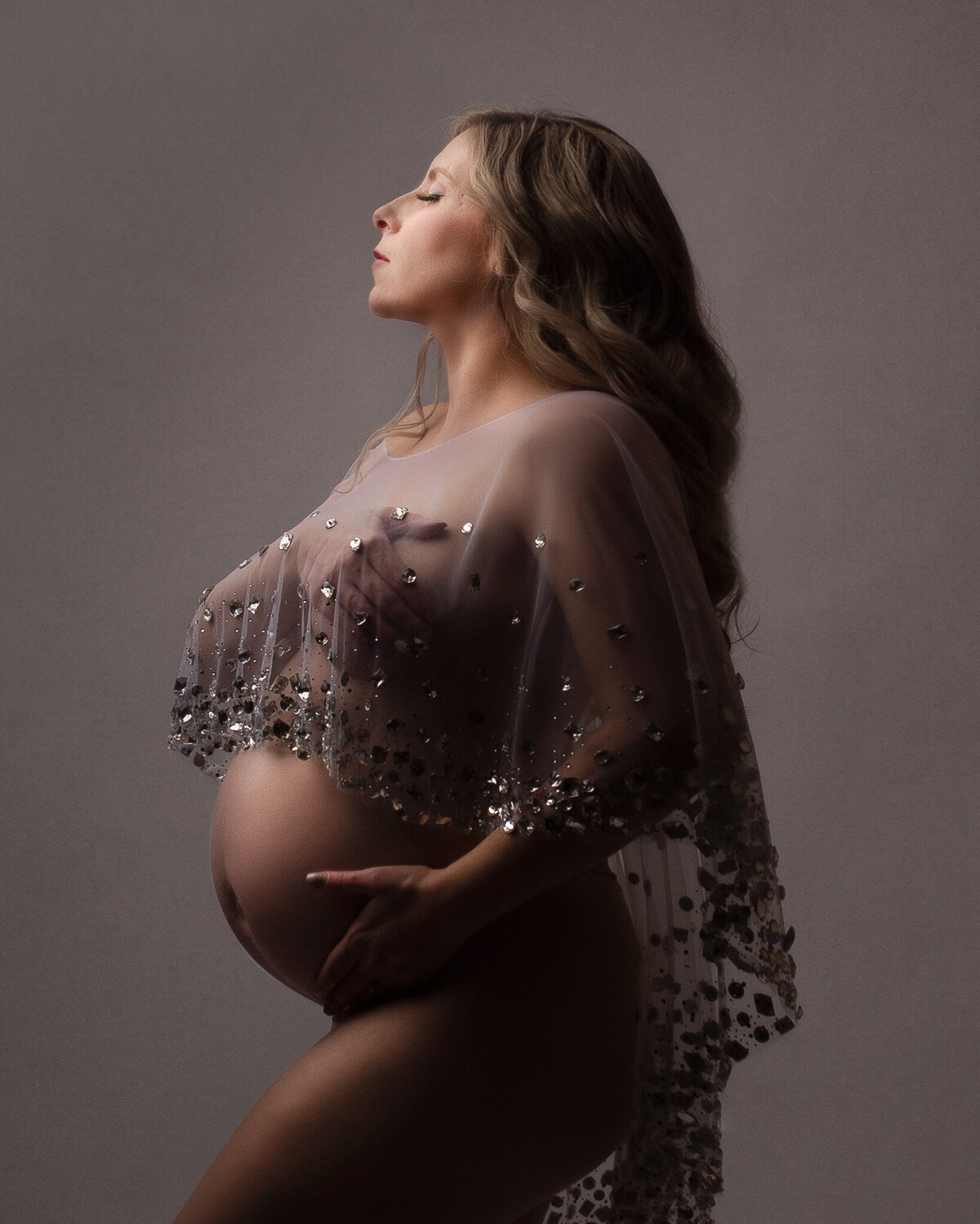 maternity photoshoot in crystal shawl