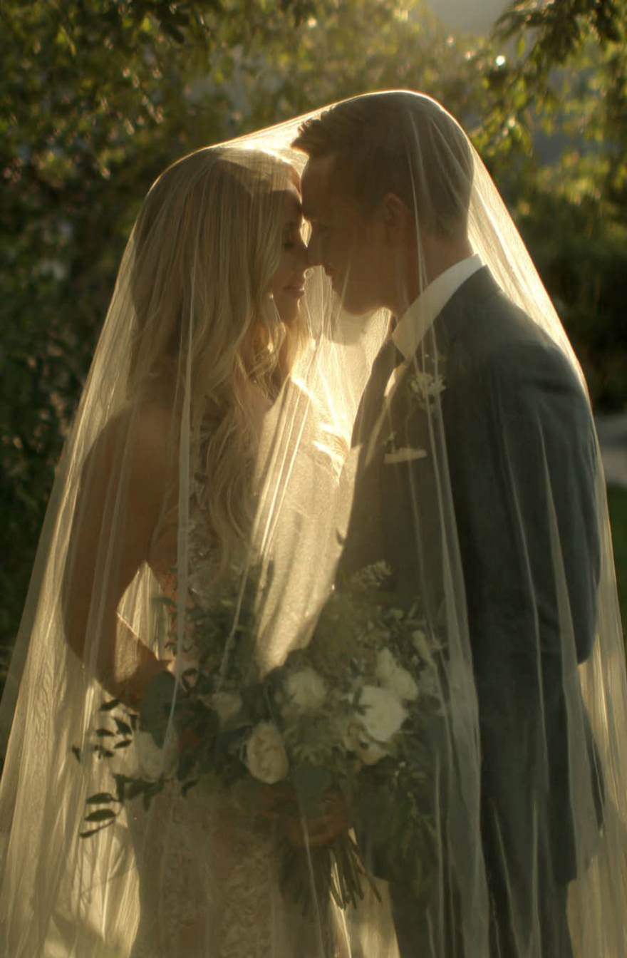 u8487914977_the_bride_and_groom_wearing_long_white_wedding_ve_7df2eb14-2029-4c6e-872f-5da2d96b2f0f_2