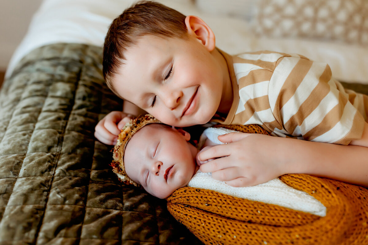Sibling newborn photos | Burleson, TX Newborn Photographer