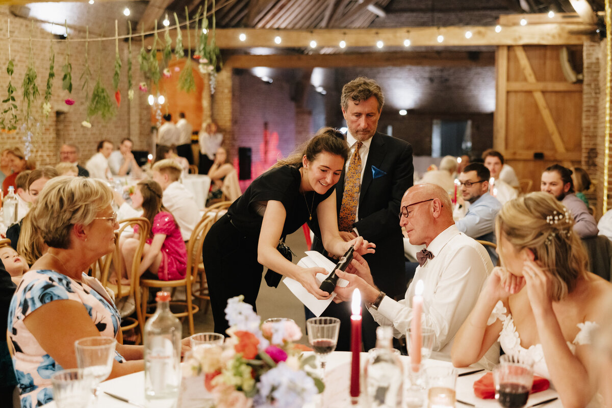 styling trouwfeest diner voor een trouwfeest in West-Vlaanderen, met rustieke en veel kleurijke bloemen