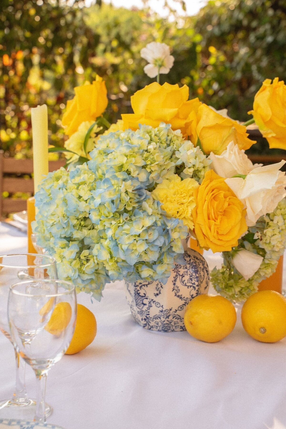 decoration-dolce-vita-roses-jaunes-hortensias