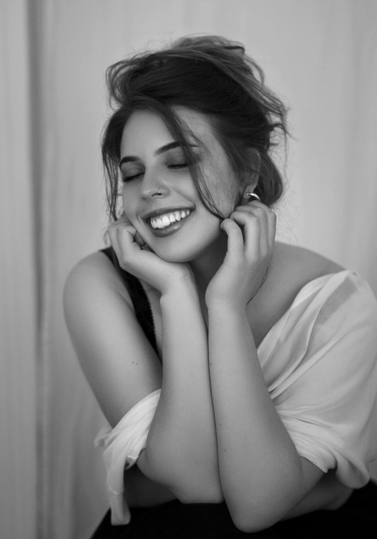 feminine-moody-boudoir-black-white-portrait-003