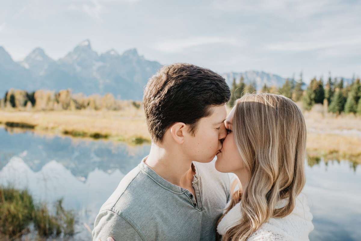 Photographers Jackson Hole capture couple kissing