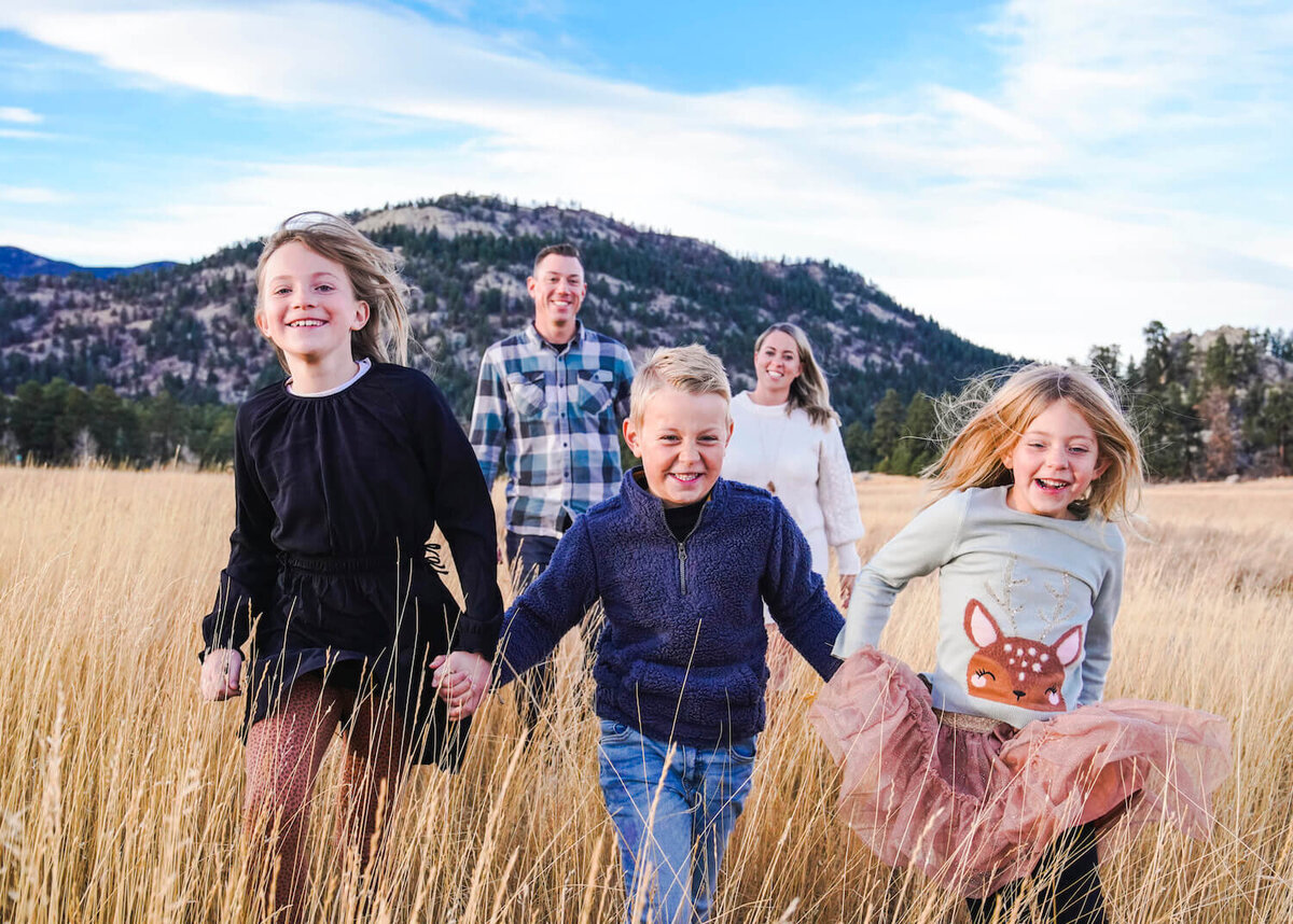 denver family photography - kids running in field