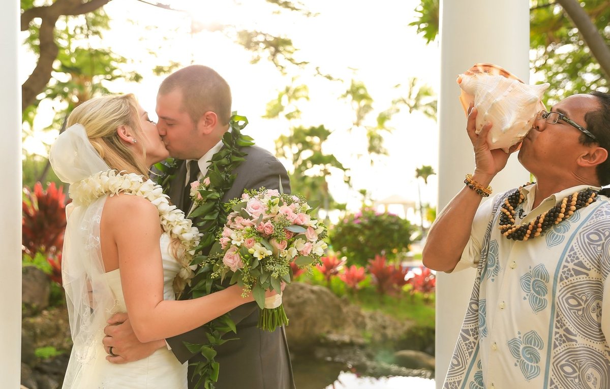 Capture Aloha Photography Newly Wedding Kissing scene  with Photobombing Friend Kissing shell