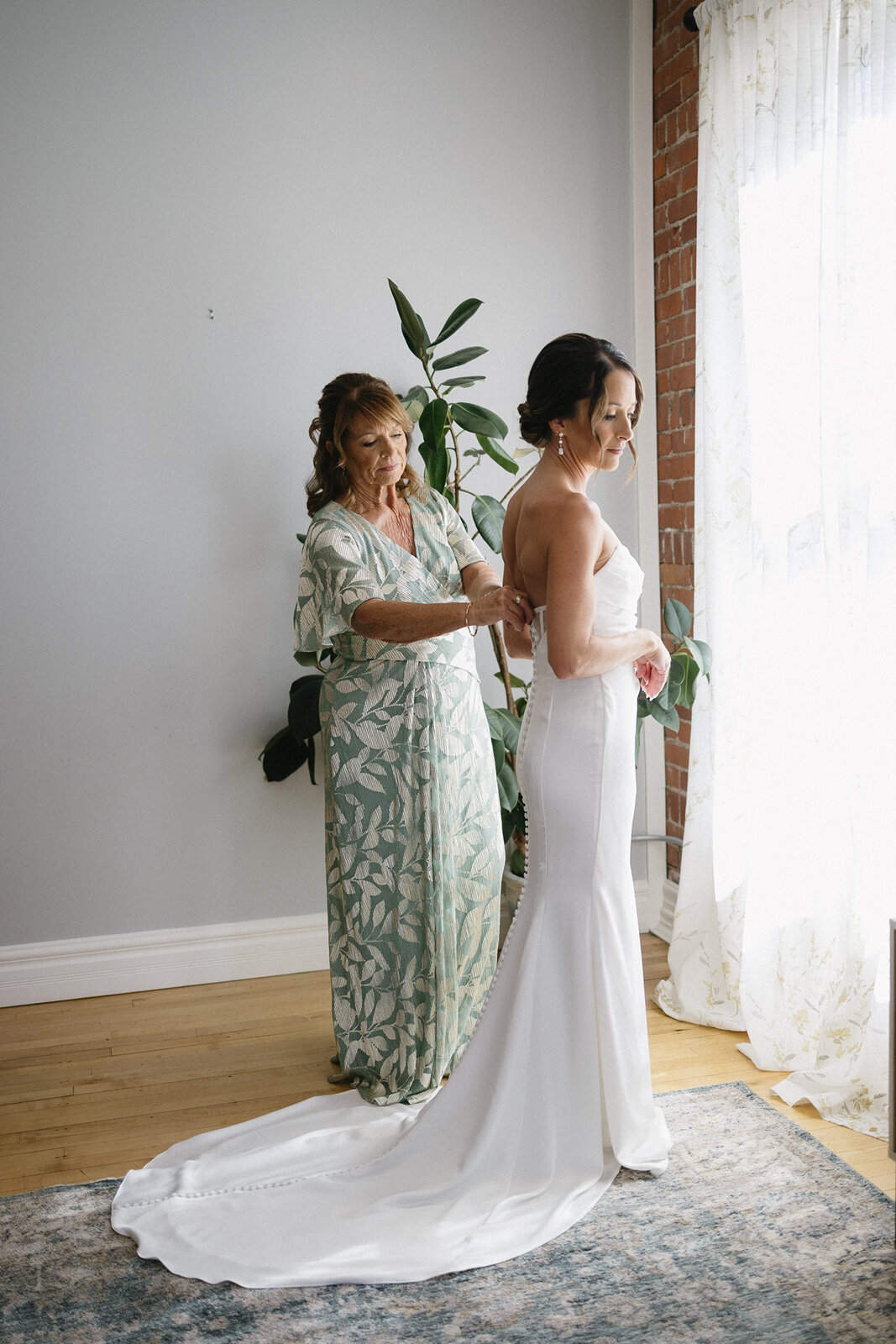 documentary-getting-ready-wedding-photos-linden-michigan-5