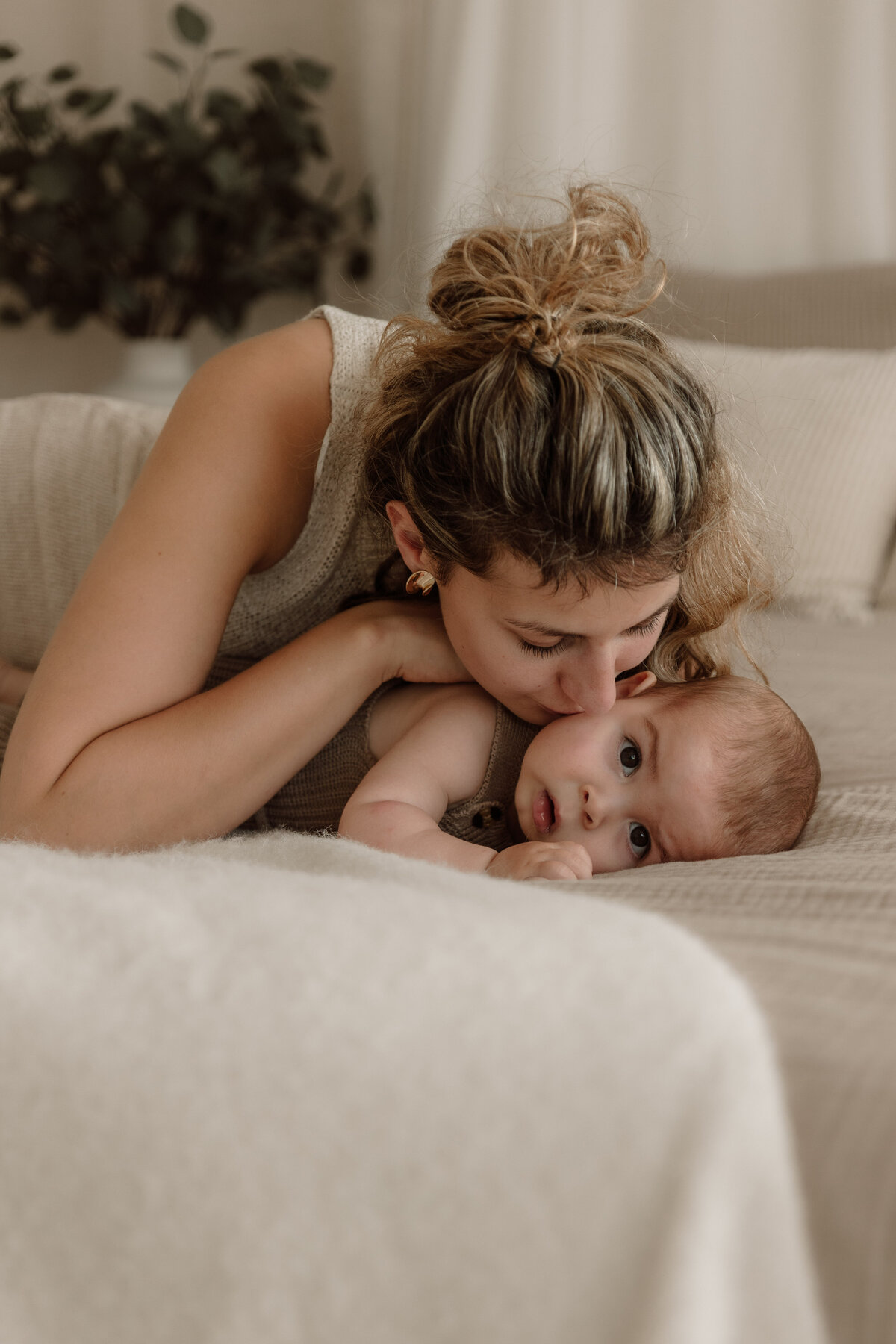 newborn fotograaf - zwangerschapsfotografie - videograaf - Sint-Niklaas - Pictures by Jess - mama en baby shoot