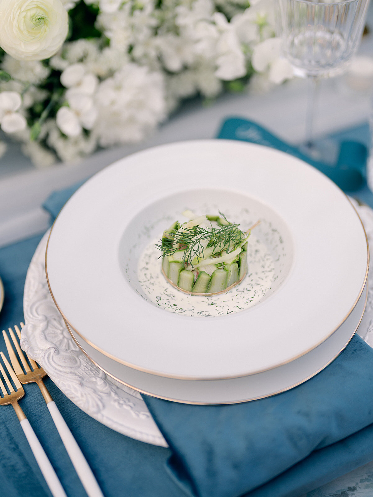 48-intimate-destination-wedding-french-riviera-with-white-flowers