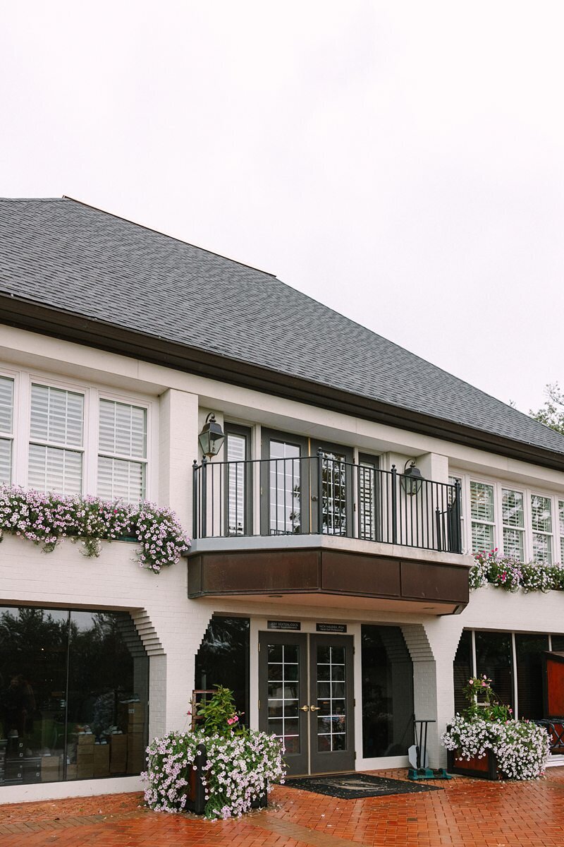 bride-and-groom-rainy-umbrella-evansville-country-club01