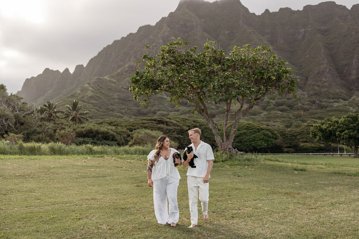 kualoa-beach-park-couples-photoshoot-with-cats-20