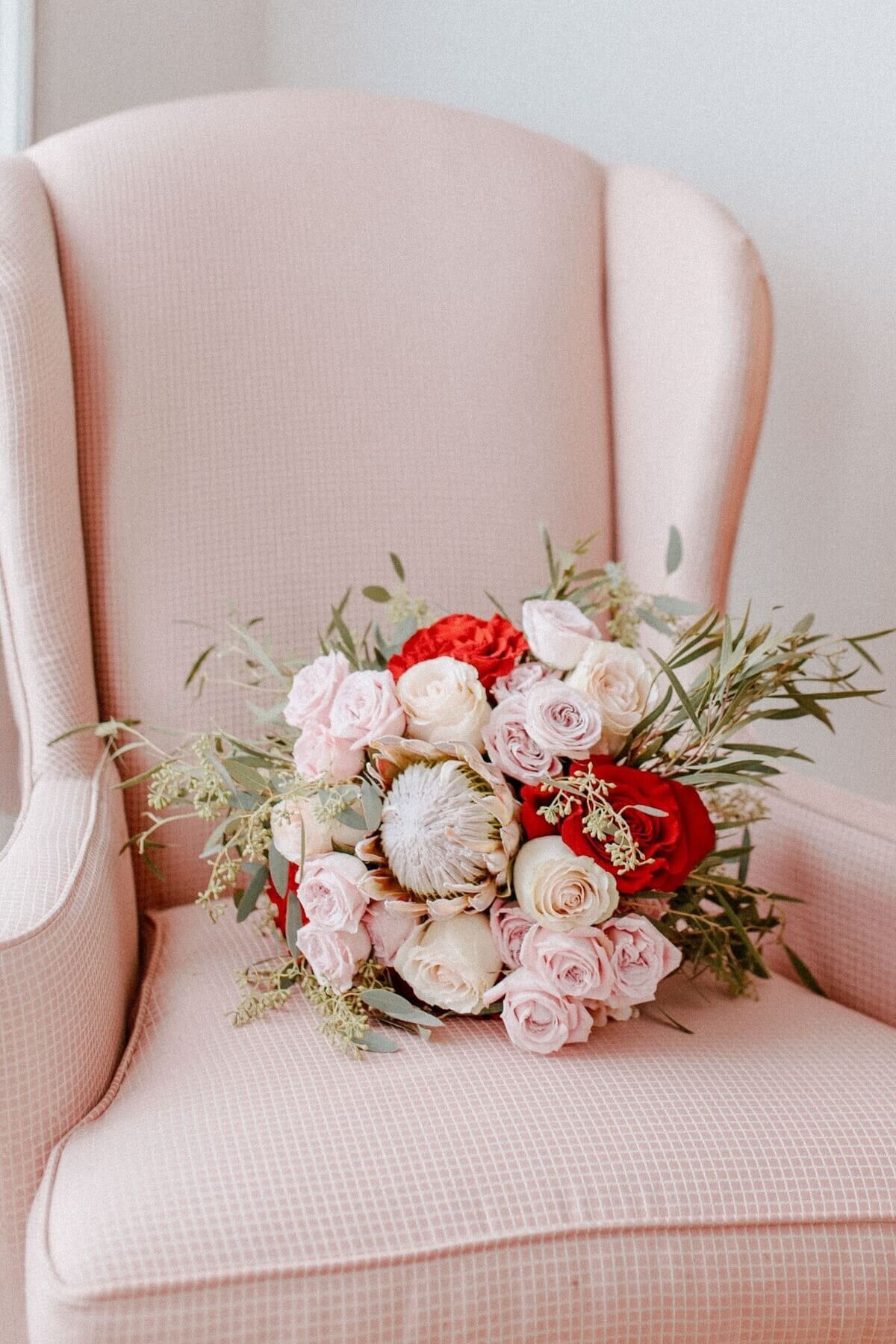 2-kara-loryn-photography-wedding-bridal-bouquet