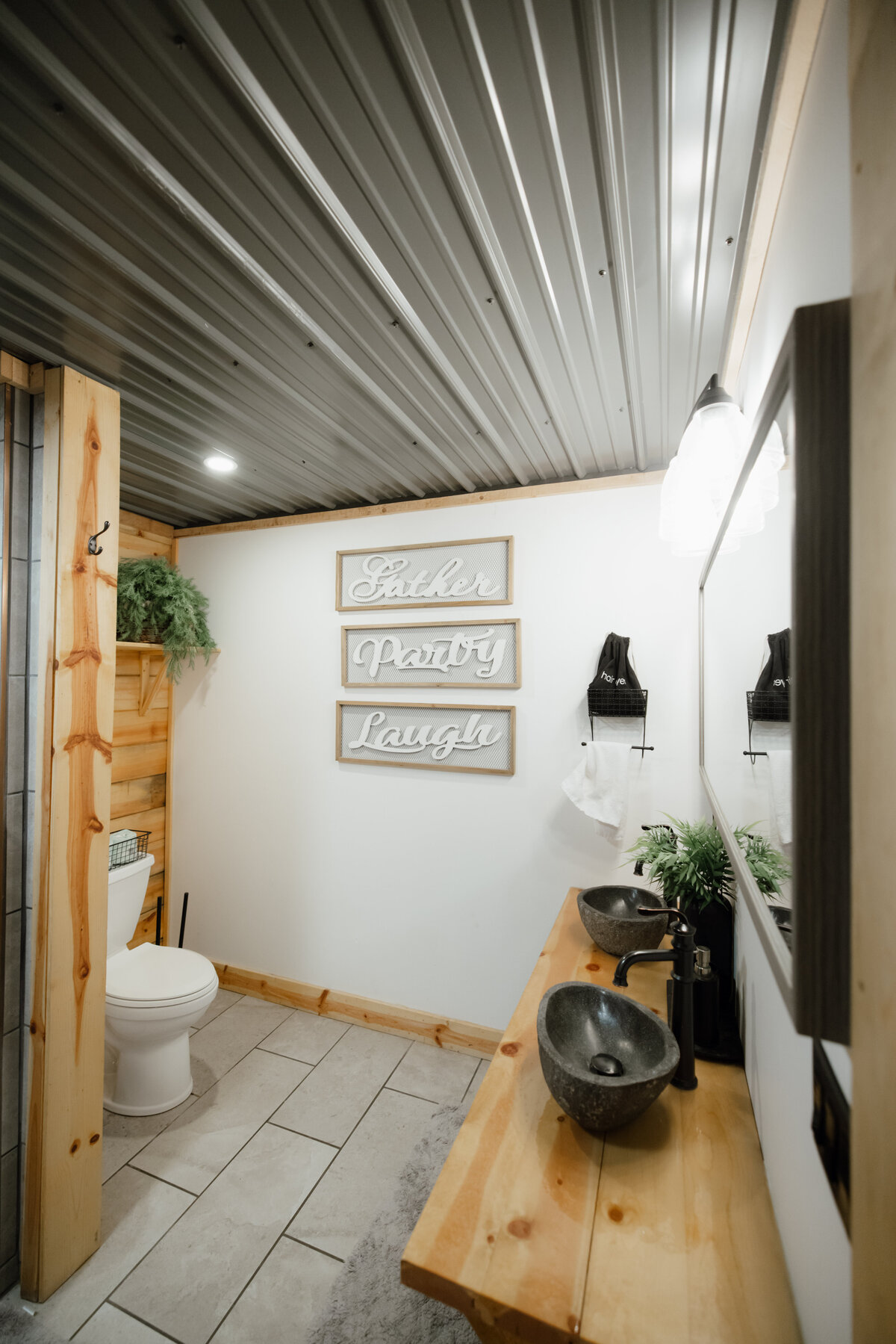 Bear-Ridge-Destination-barndo-suites-rosie-photo-video-91