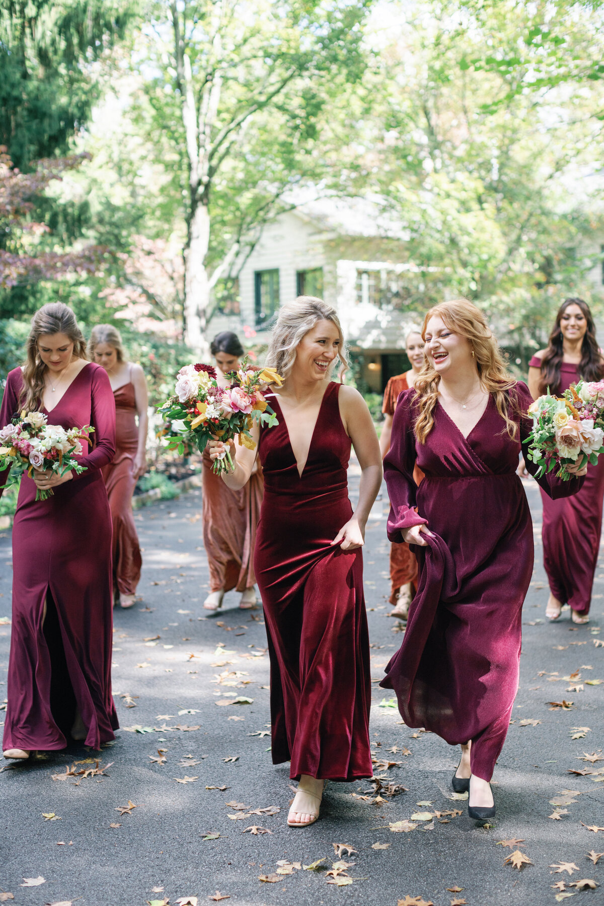 bridesmaids-laughing