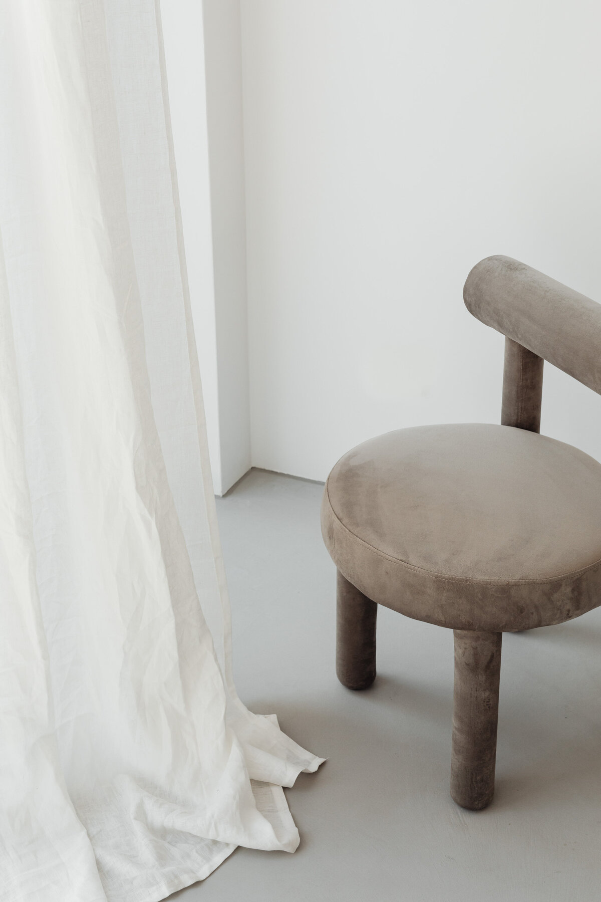 kaboompics_Minimalist interior - contemporary wooden and upholstered furniture