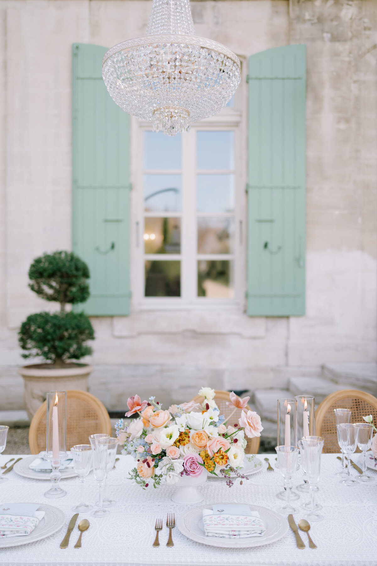 wedding table décor at  Château de Tourreau 