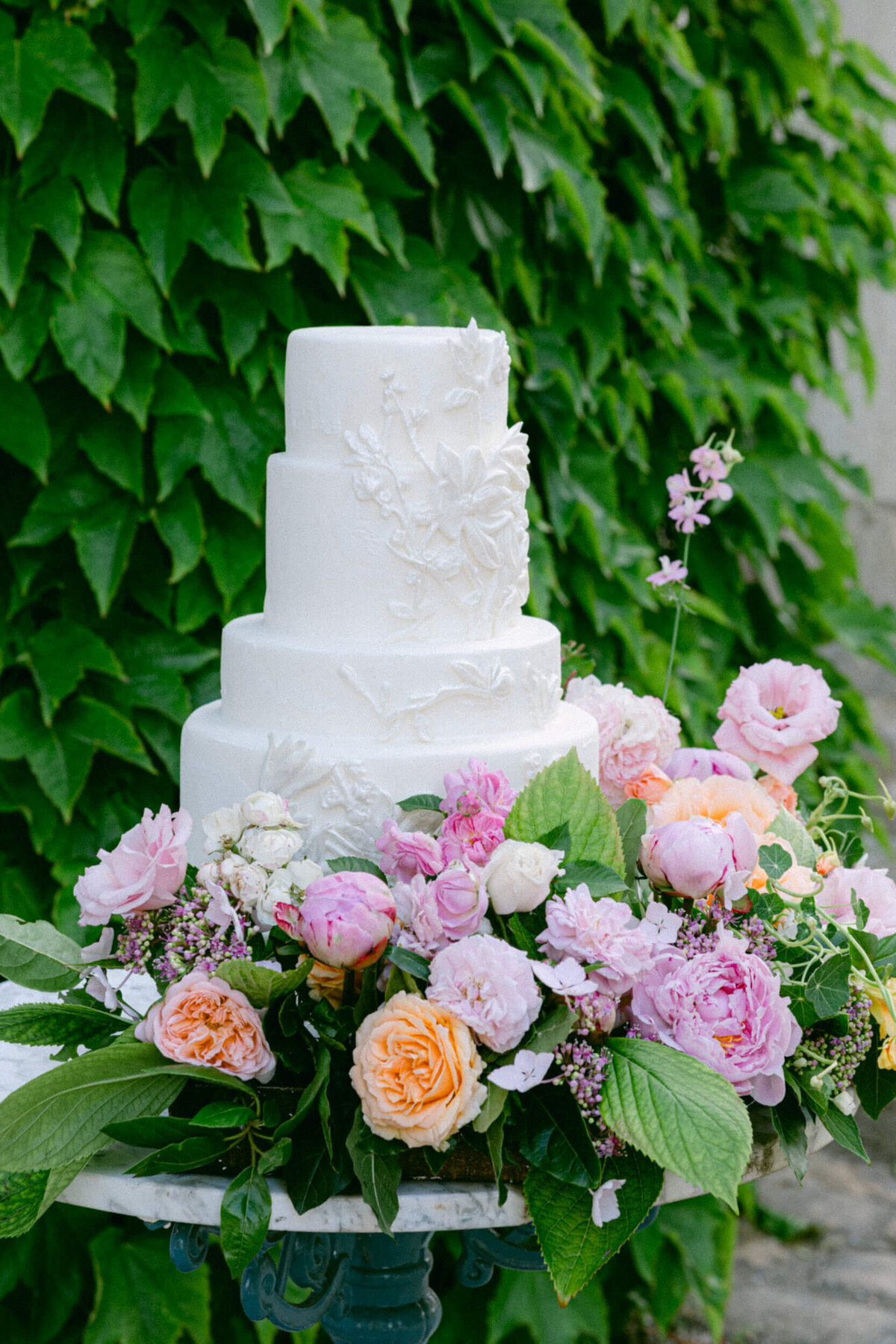A wedding day picture of the white wedding cake at Chateau Du Grand Luce in France.