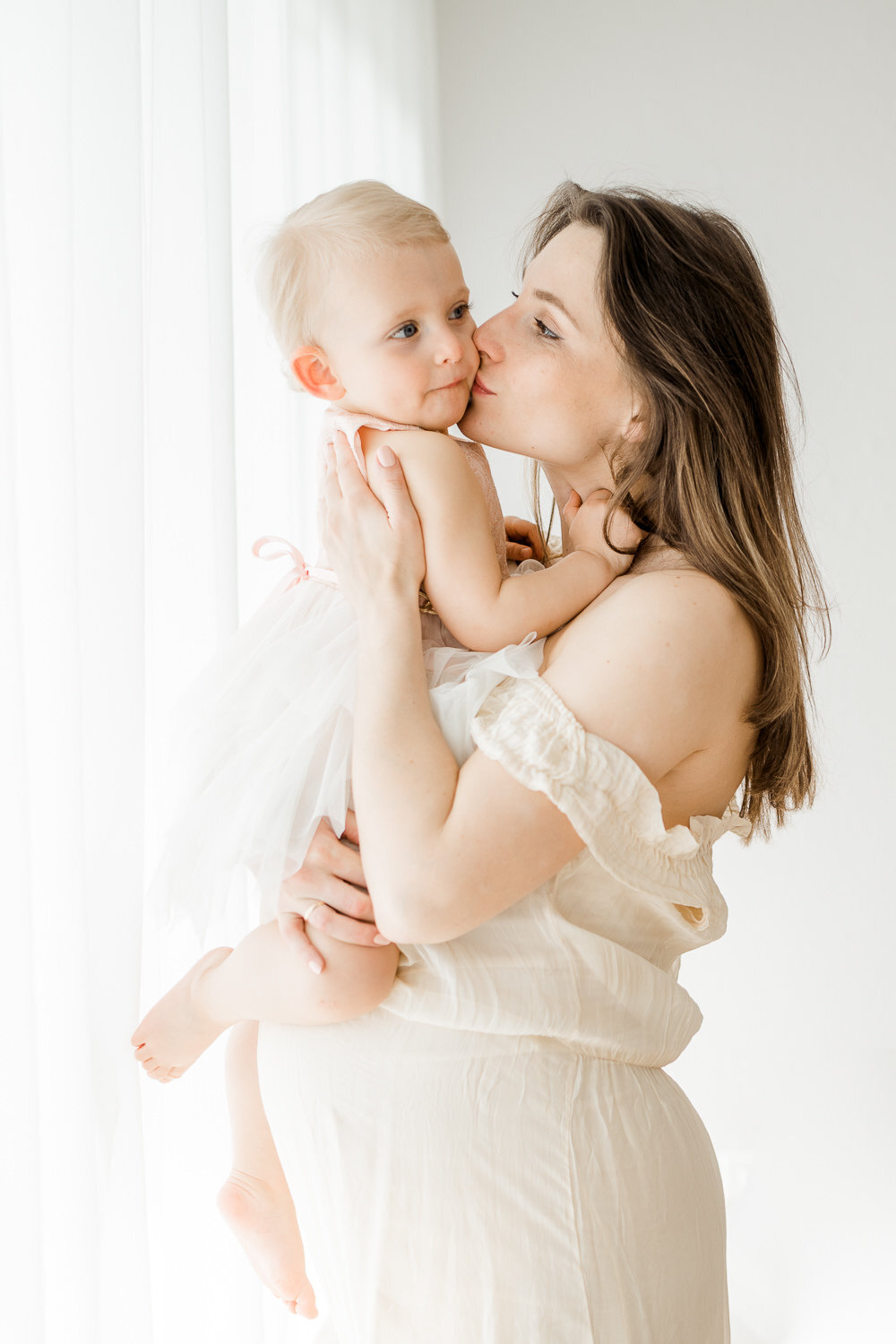 Babybauchshooting_Schwangerschaftsboudoir_Schwangerschaftsshooting_Motherhood_Homestory_Lifestylefotograf_SvetlanaLobanova_UlrikeThi_305_web_