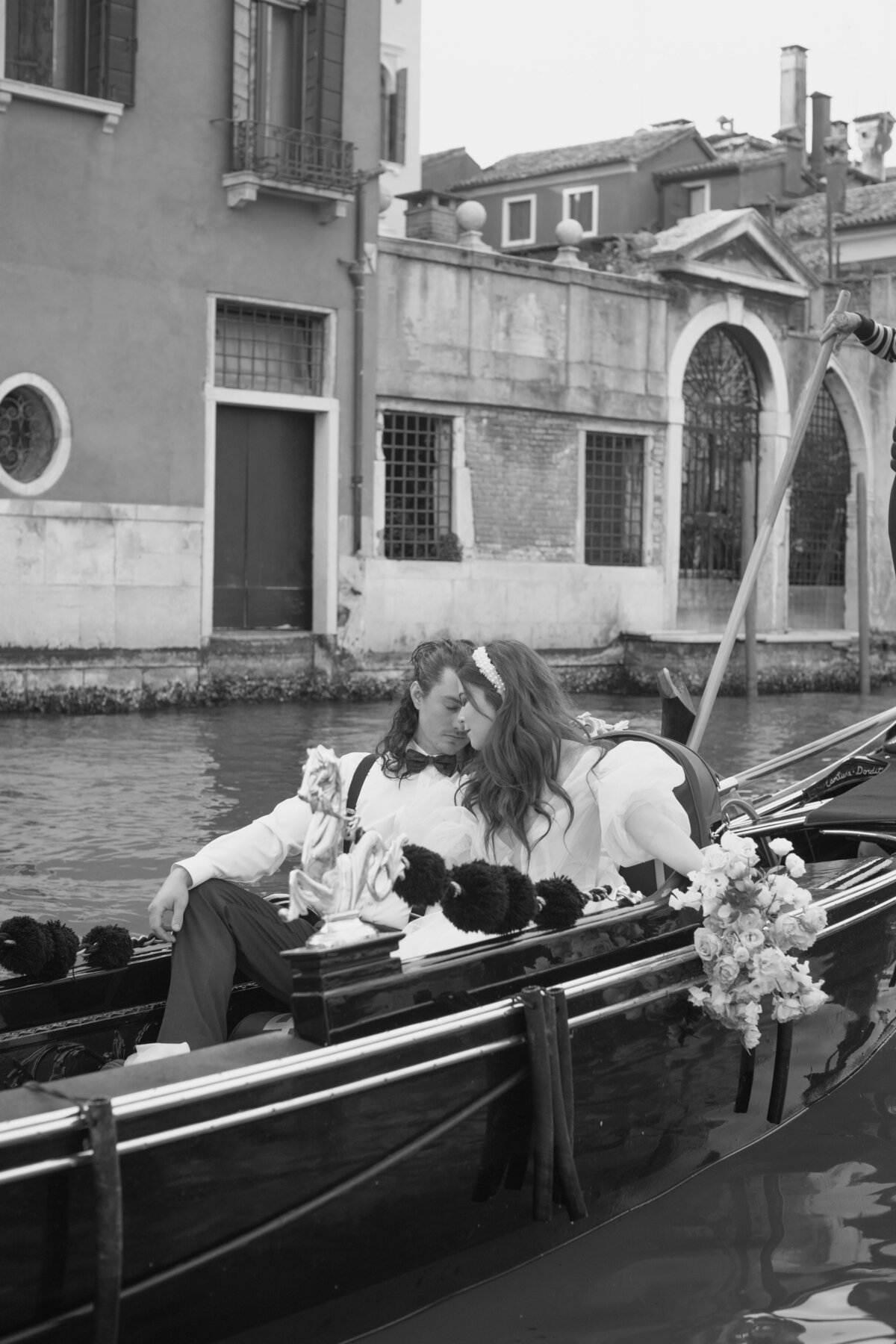 -Documentary-Style-Editorial-Vogue-gondola-Italy-Destination-Wedding-Leah-Gunn-PhotographyDocumentary-Style-Editorial-Vogue-gondola-Italy-Destination-Wedding-Leah-Gunn-Photography-73