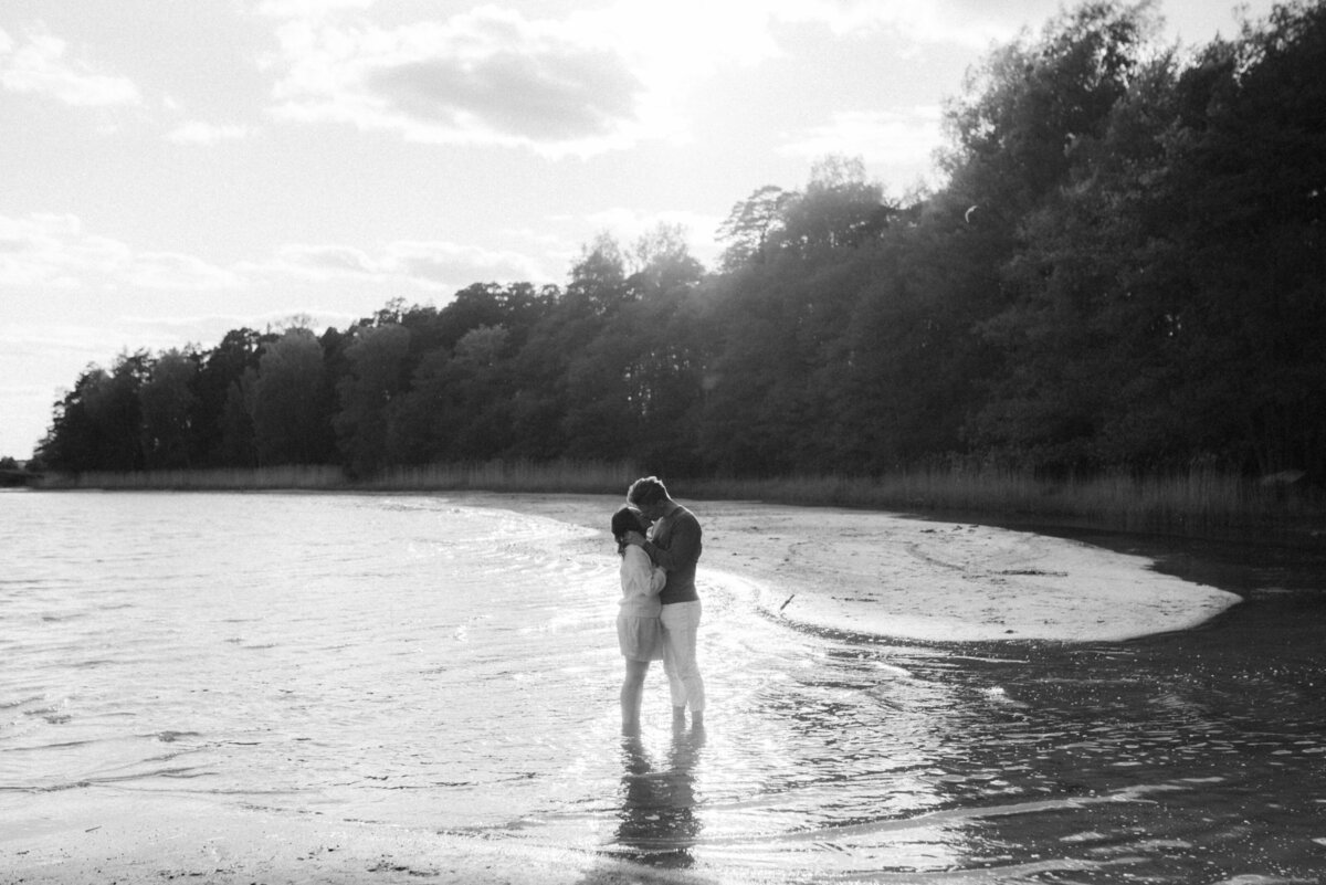 Couple on a beach on a photography session with photographer Hannika Gabrielsson