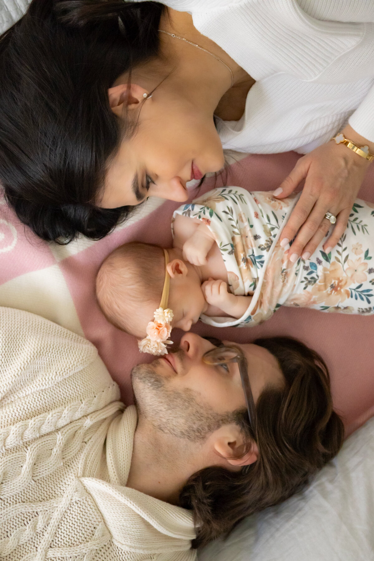 cozy-bed-newborn-family-session-old-westbury