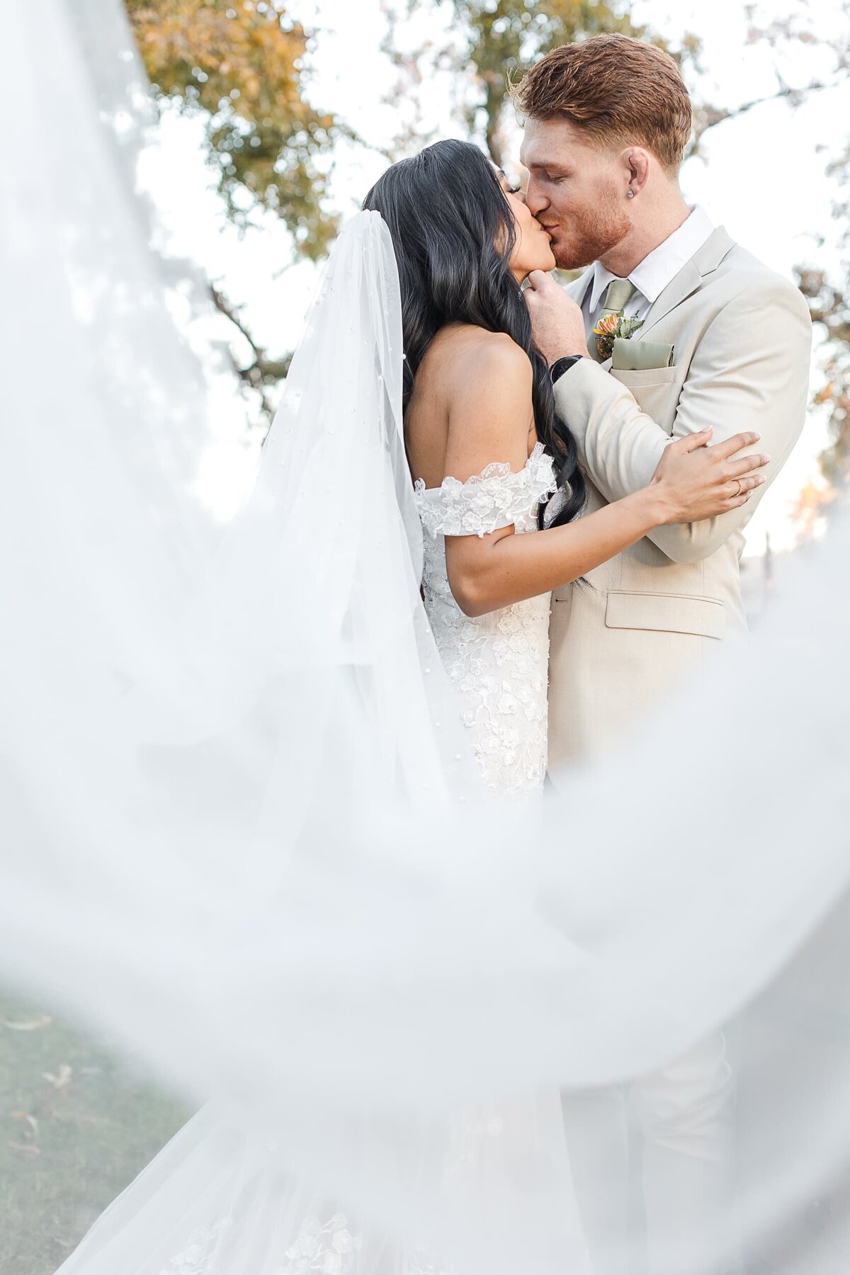 Phoenix-Wedding-Photographer-and-Videographer-Venue-at-the-Grove-couple-kissing-behind-veil-ClaWed-1213