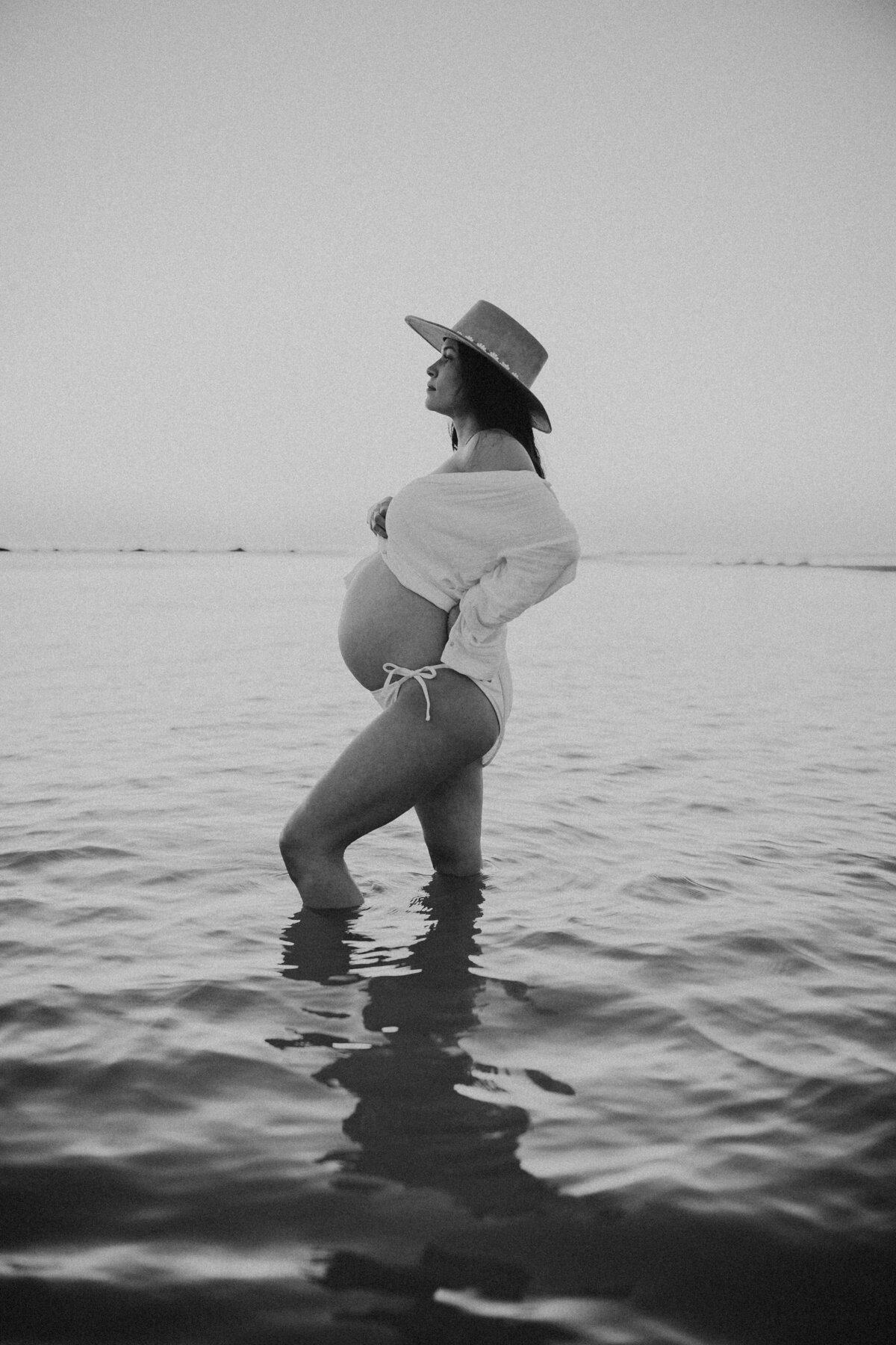 black-white-belly-maternity-beach
