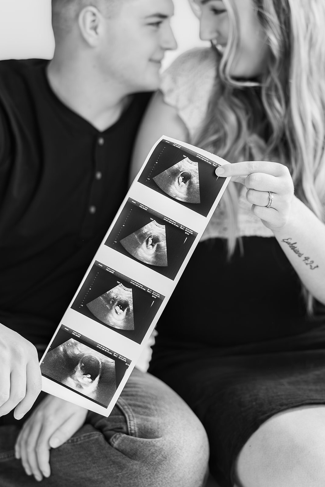 Announcement Photos 2024_Alexis Fox Photography + studio + Pregnancy Annoucement + Fortville + Indiana (9 of 29)