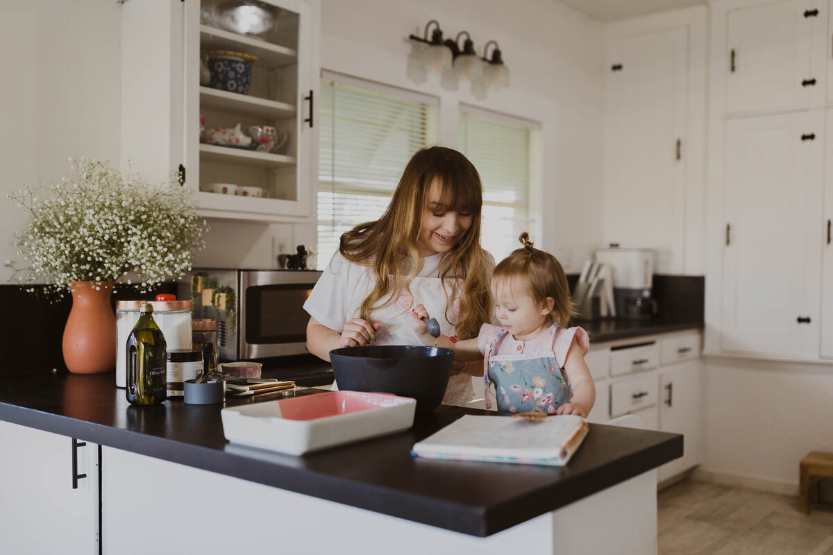 mommy-and-me-baking-photoshoot-8