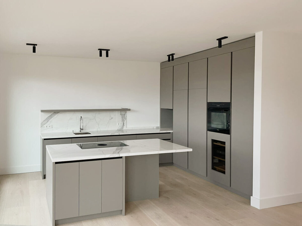 Moderne-Kueche-grau-Adam-Innenausbau