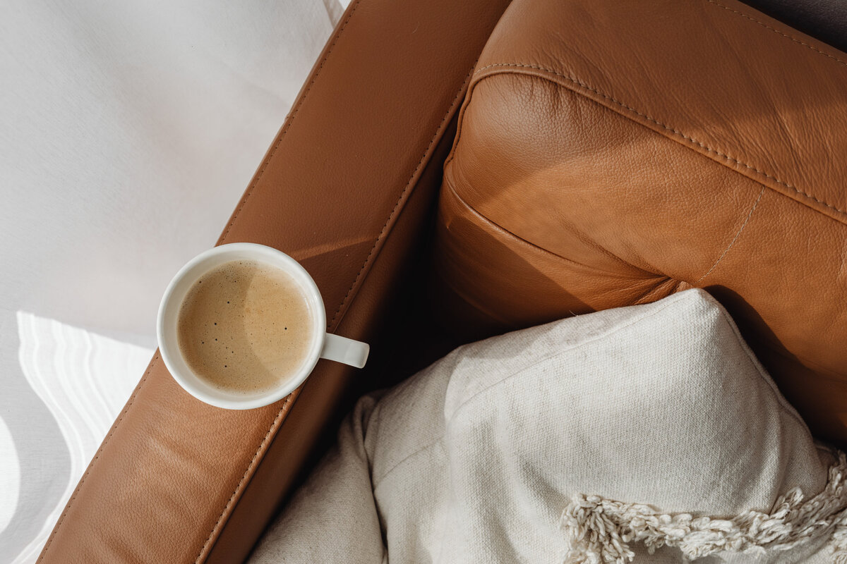 kaboompics_a-cup-of-coffee-and-a-leather-sofa-24259