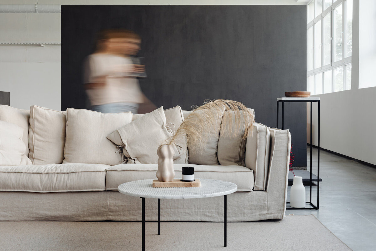 kaboompics_marble-round-table-linen-sofa-beige-living-room-vase-candle-dries-22140