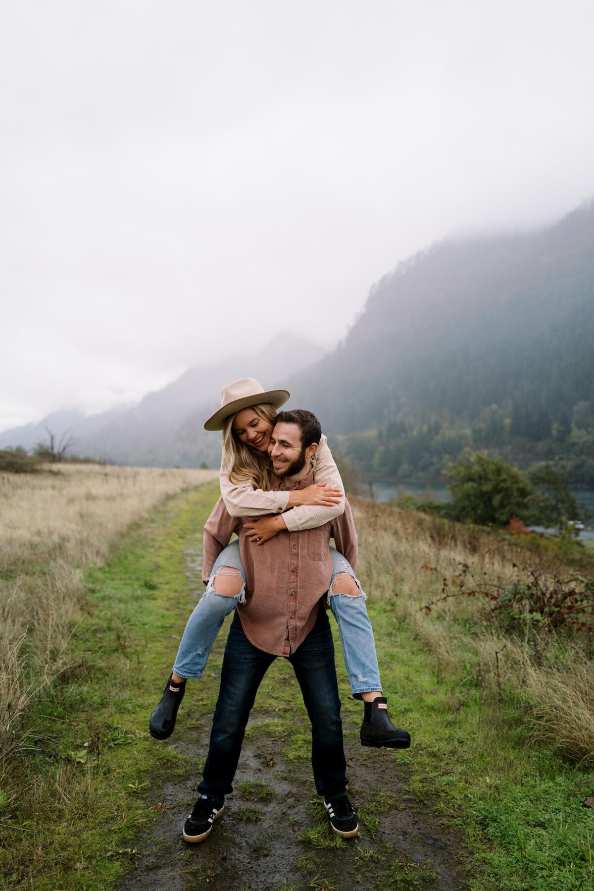 gloomy-october-columbia-gorge-couple-session-kelsey-jake-197