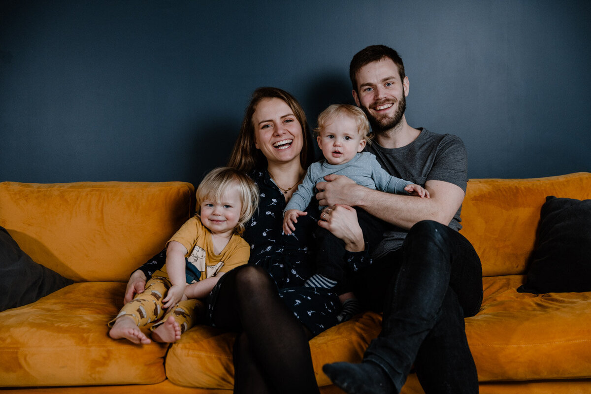 familie_hjemme_studio_Oslo_homesession_charlottechristensen_glede_sofa
