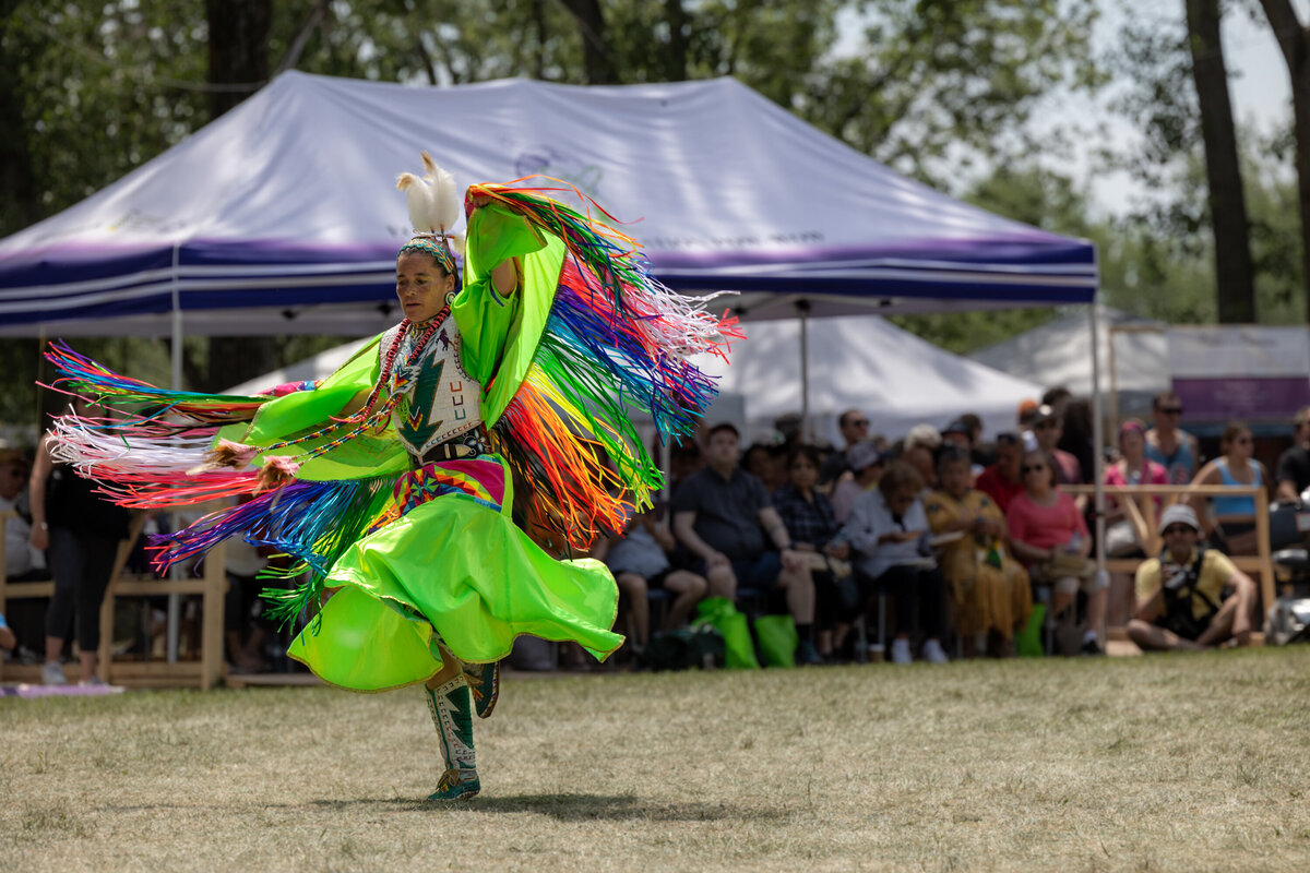 POW WOW Kanesatake Danseuse en robe verte