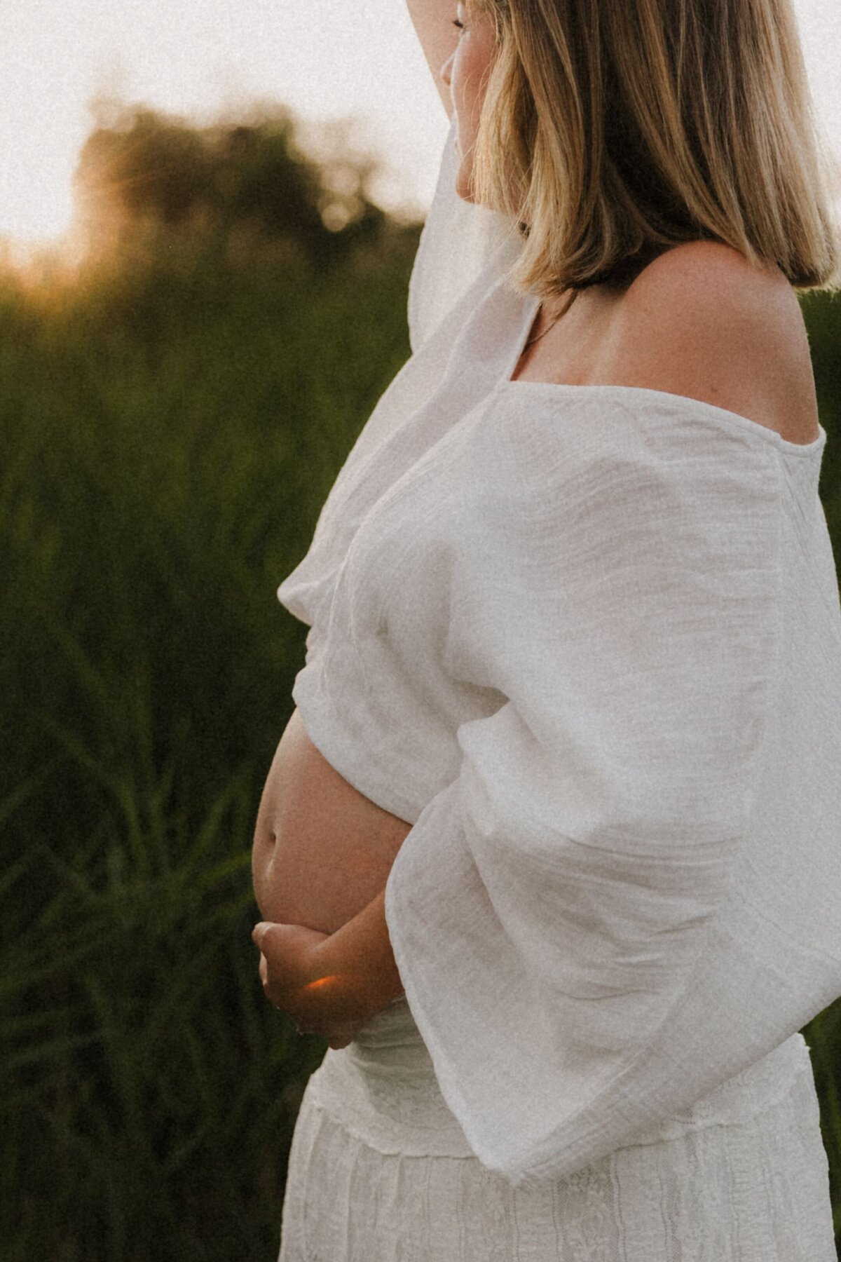 Babybauchfotoshooting Salzburg Fotografin Babybauchfotos Babybauchbilder See Sonnenuntergang authentisch