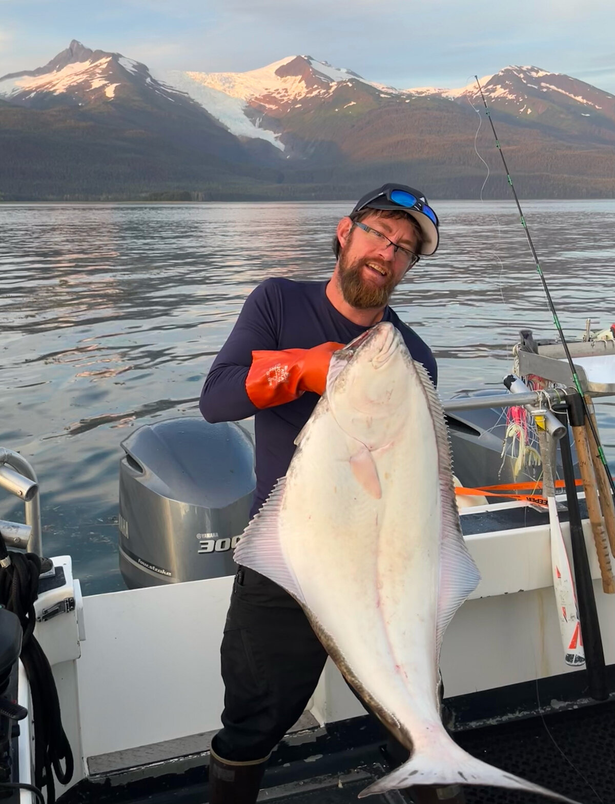 captain-dave-holding-a-freshly-caught-halibut-near-sumdum-glacier