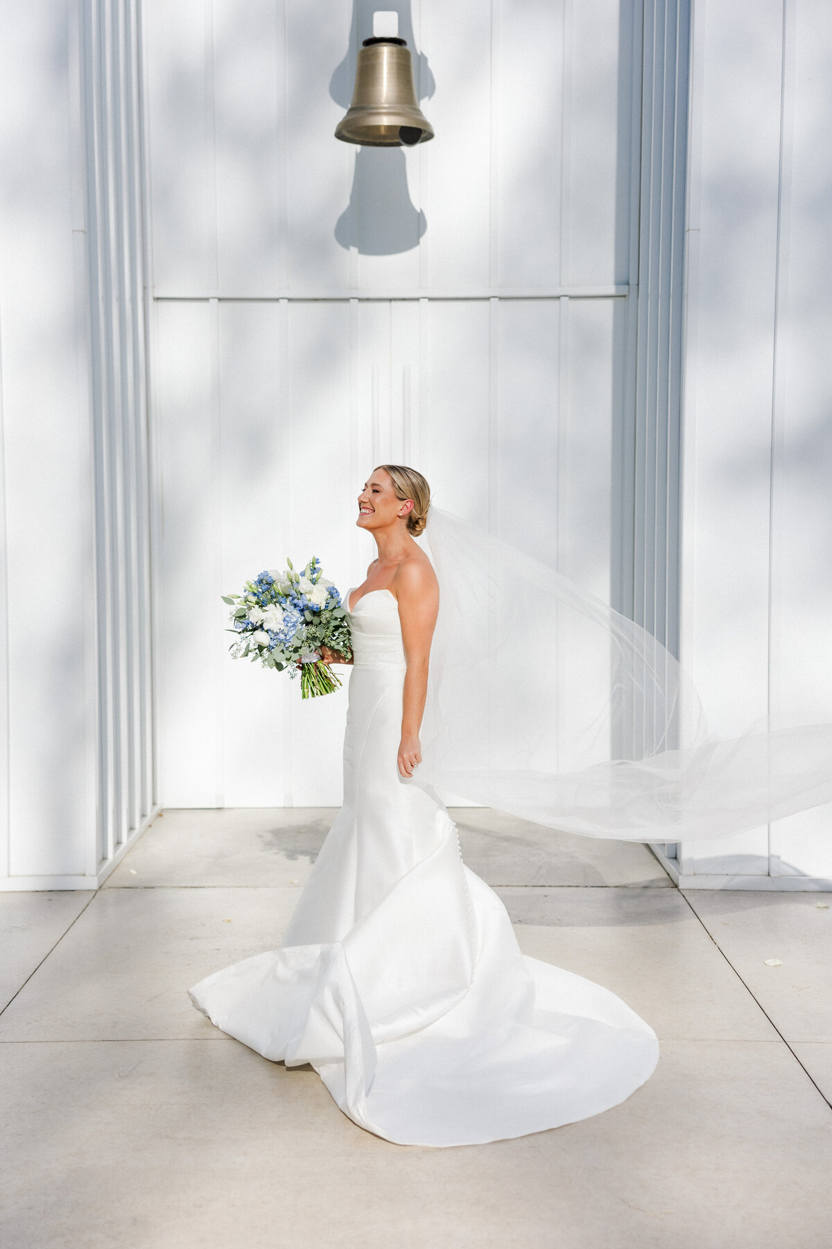 14-bridal-portraits-on-whistling-straits-white-chapel