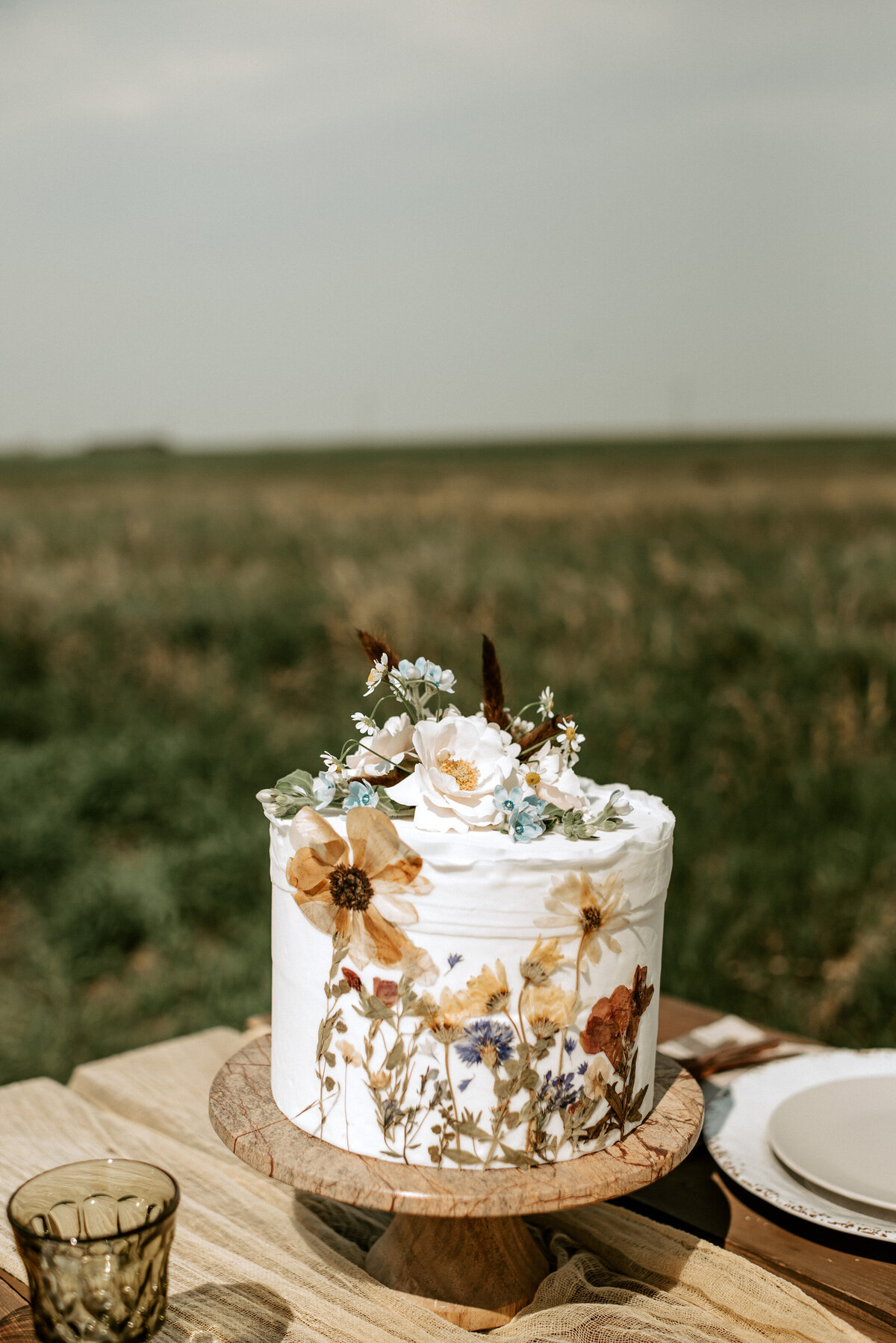 floral-and-field-design-bespoke-wedding-floral-styling-calgary-alberta-country-trails-1