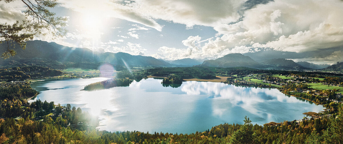 Herbstliches Panorama vom Faaker See in Kärnten mit Sonnenlicht und Weitblick – professionelle Landschaftsfotografie aus Österreich