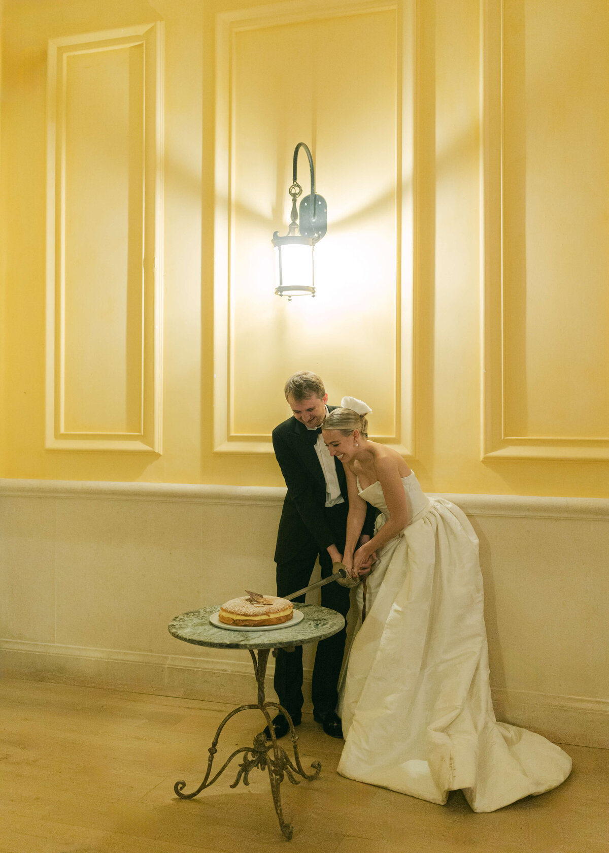 chloe-lowe-wedding-euridge-manor-cotswolds-cake-cutting