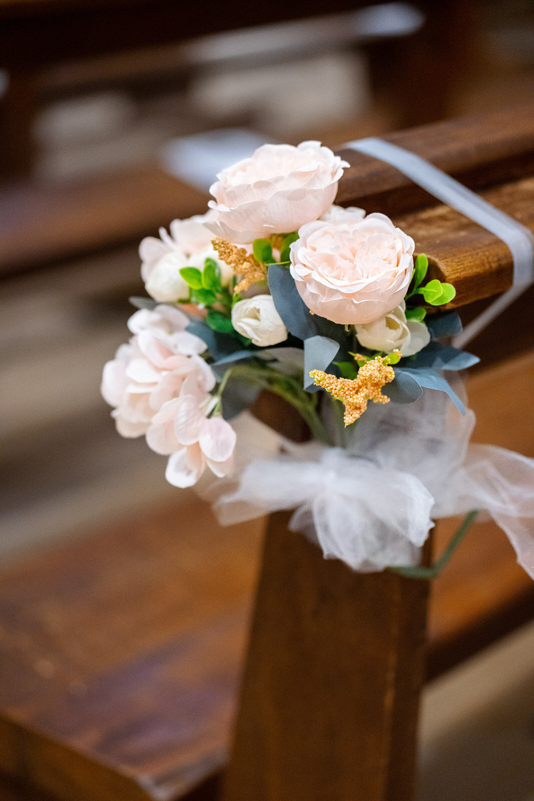mariage-en-provence-couple-maries-deco-eglise