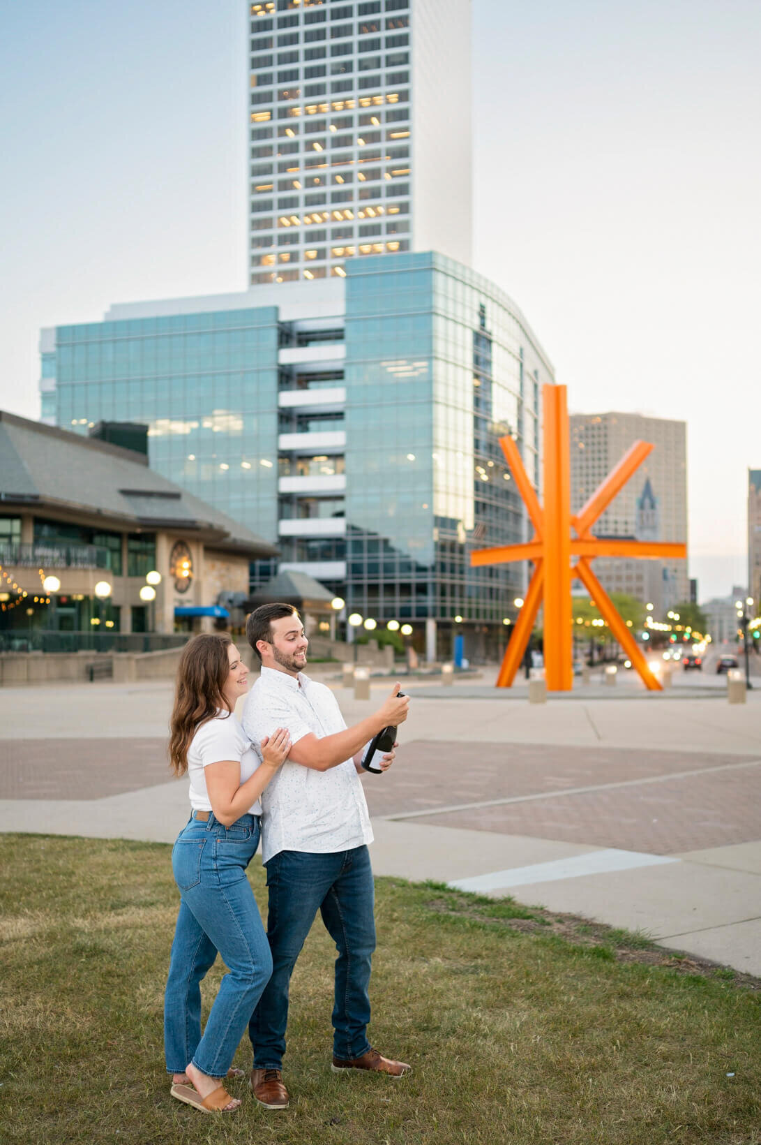 photos-in-milwaukee-orange-statue00003