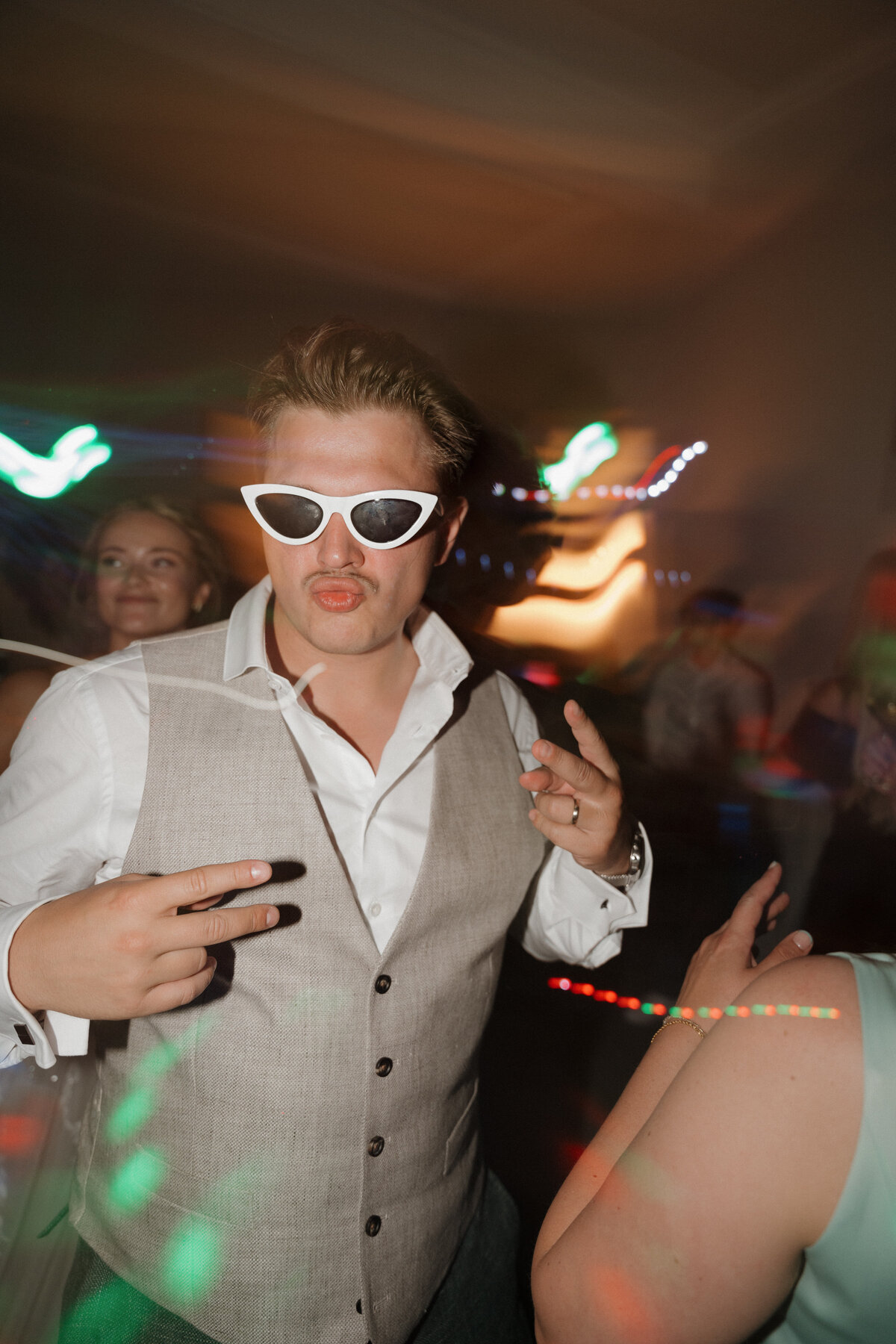 Bruidegom danst met gekke bril.