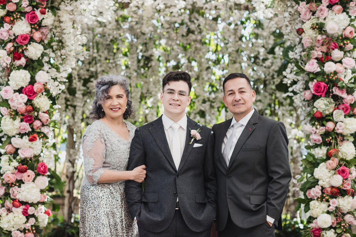 BLUSH AND BLACK SPRING PLANTERRA CONSERVATORY WEDDING IN WEST BLOOMFIELD, MICHIGAN PROVIDED BY KARI DAWSON, TOP-RATED DETROIT WEDING PHOTOGRAPHER, AND HER TEAM47