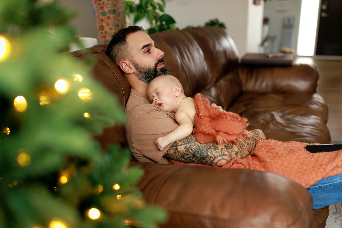 sleeping-baby-dads-shoulder