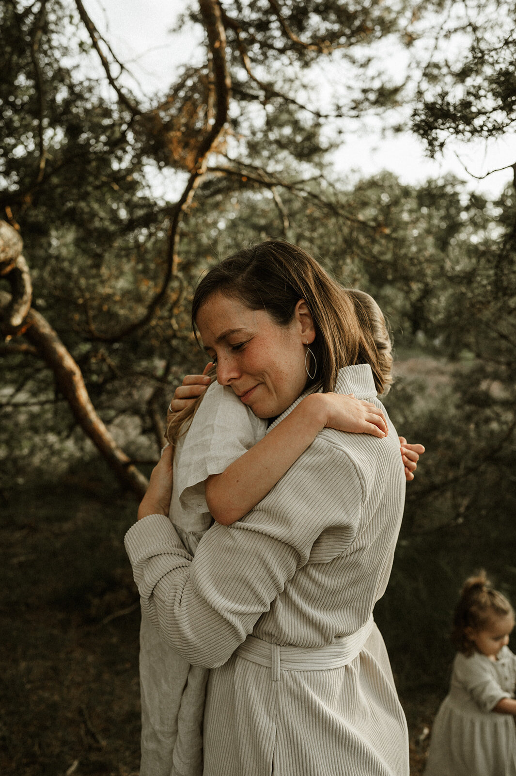 Gezinsfotografie in Nijlen tijdens golden hour – pure, spontane momenten vastgelegd in de heide.