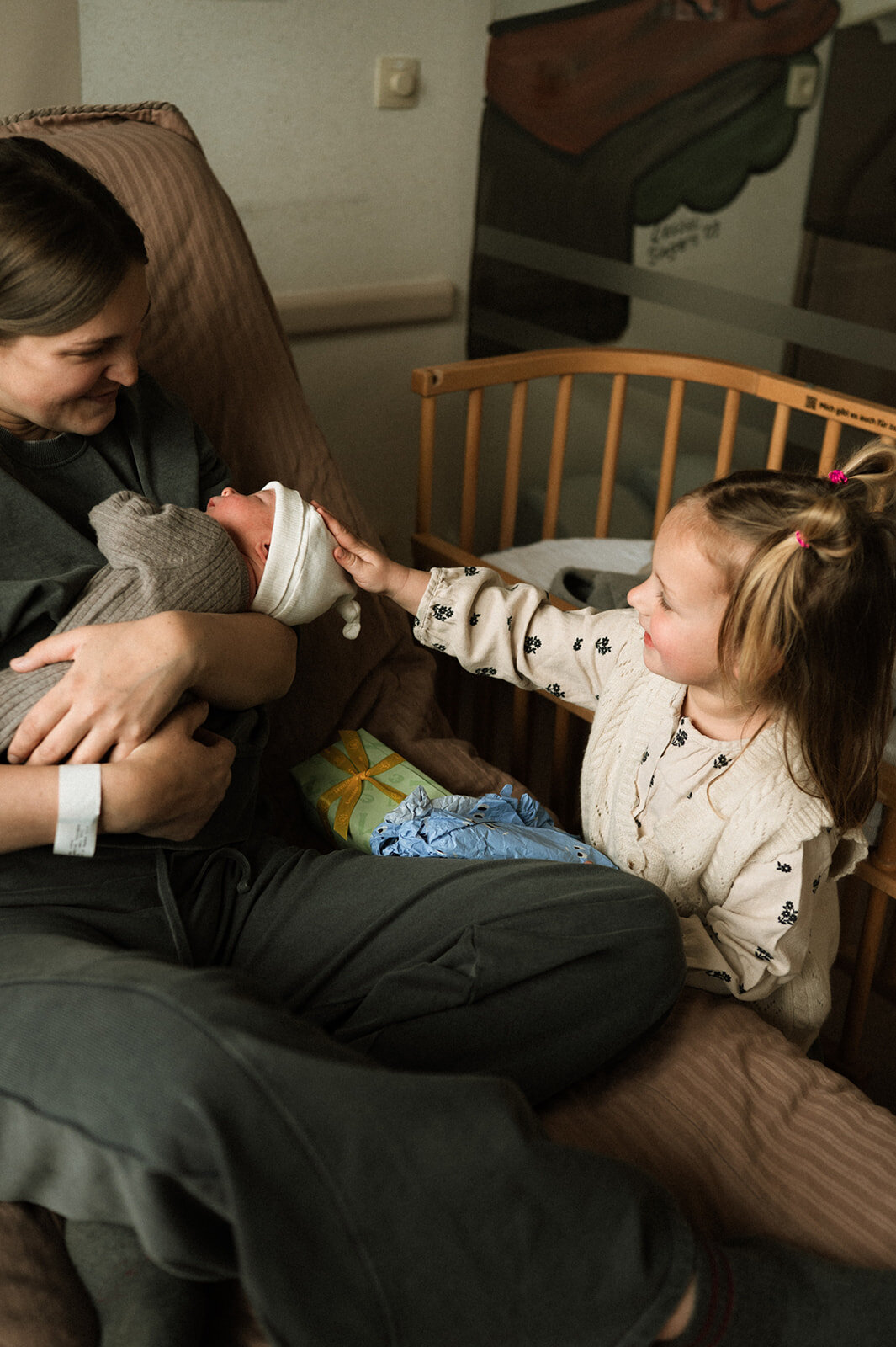Geboorte - eerste kennismaking broer:zus - eerste keer samen - materniteit11