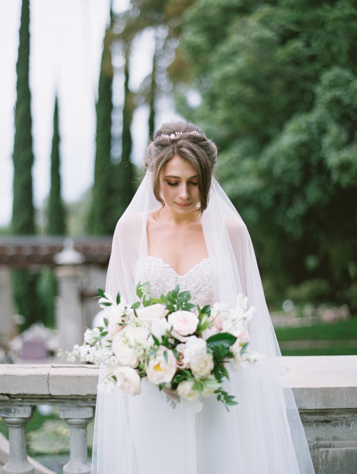 daniel-and-bethany-weddings-bride-with-white-bouquet
