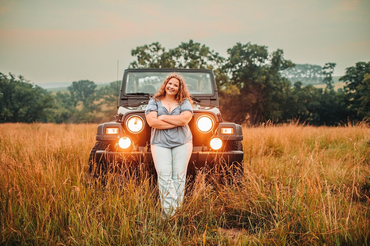 benton-senior-photographer-wisconsin-girl-with-jeep
